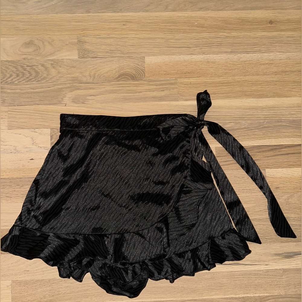 DO + BE black zebra print tie up skirt/skort
